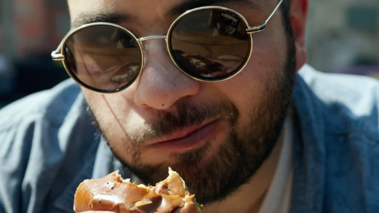 Masticar de un solo lado: qué puede indicar este hábito en tu boca